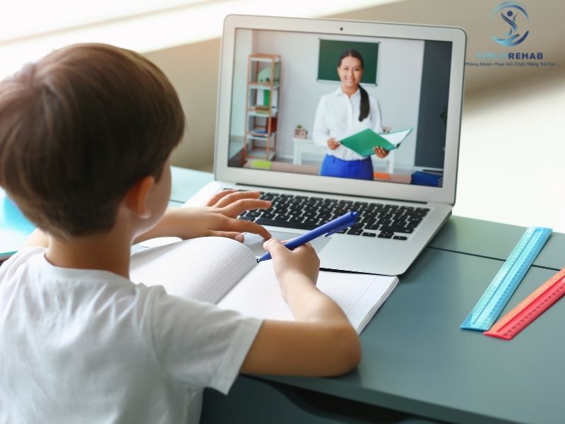 Bàn Ghế Học Như Thế Nào Là Phù Hợp Để Hạn Chế Gù Lưng Ở Trẻ? 2026 | ChildRehab