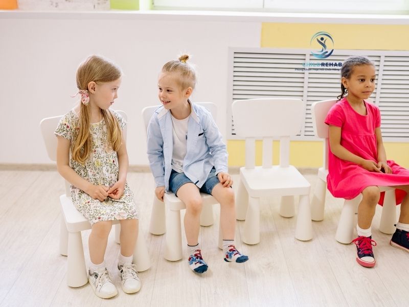 Khi Nào Cha Mẹ Nên Lo Về Kỹ Năng Giao Tiếp Xã Hội Của Trẻ? 2026 | ChildRehab