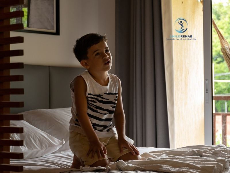 Trẻ Ít Chủ Động Tương Tác Với Người Khác Có Sao Không? 2026 | ChildRehab