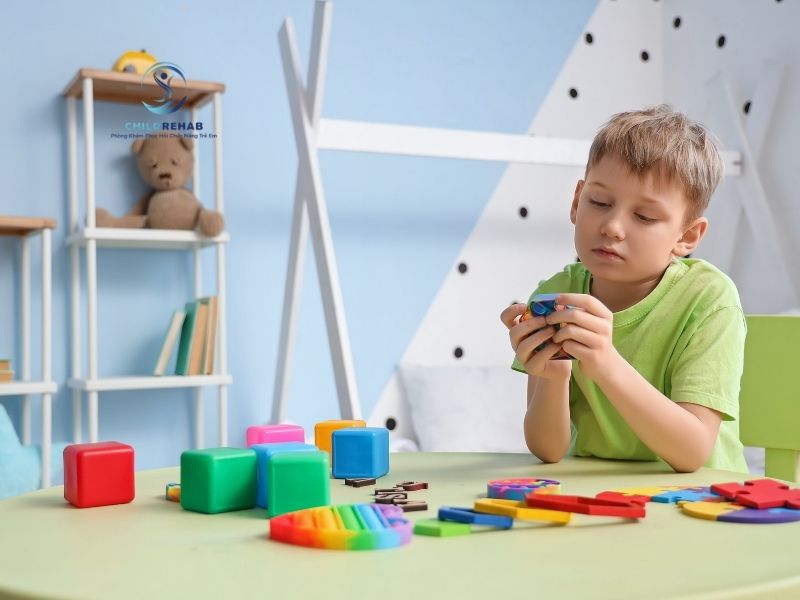 Trẻ Không Biết Thu Hút Sự Chú Ý Của Người Khác Có Bình Thường Không? 2026 | ChildRehab