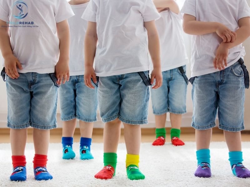 Dáng Đứng Lệch Ở Trẻ Có Phải Lệch Trục Chi Dưới Không? 2026 | ChildRehab