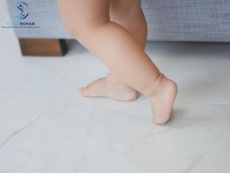 Dáng Đi Không Đều Ở Trẻ Có Liên Quan Đến Lệch Trục Chi Dưới Không? 2026 | ChildRehab