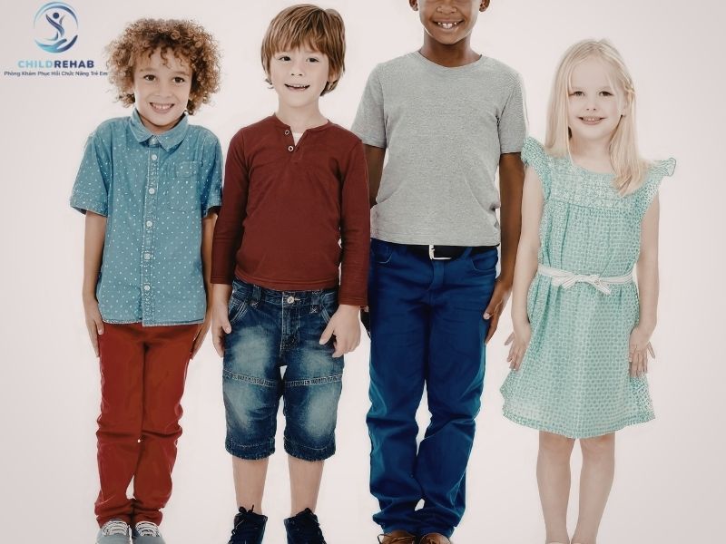 Trẻ Đứng Lệch Một Bên Người Có Phải Bất Thường Không? 2026 | ChildRehab