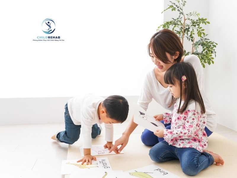 Khi Trẻ Có Khó Khăn Giao Tiếp Xã Hội, Cha Mẹ Nên Bắt Đầu Từ Đâu? 2026 | ChildRehab