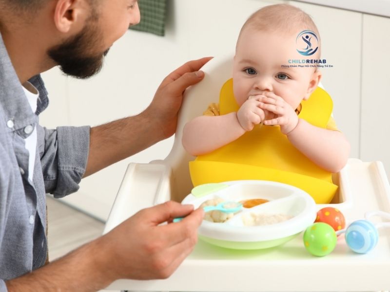 Trẻ Không Chịu Tự Ăn, Có Phải Do Lười Không? 2026 | ChildRehab