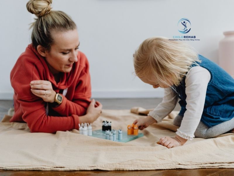 Khi Nào Cha Mẹ Nên Hỗ Trợ Và Khi Nào Nên Để Con Tự Làm? 2026 | ChildRehab