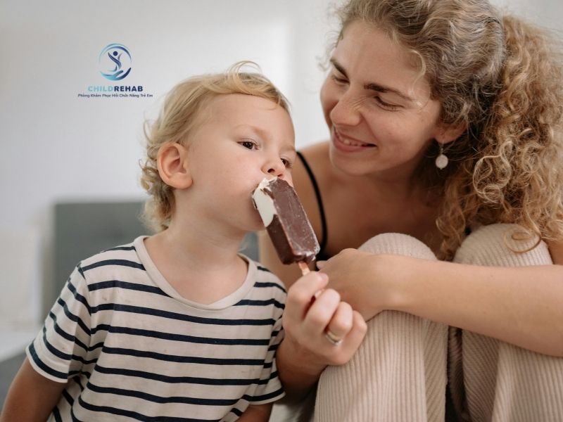 Trẻ 3 Tuổi Không Tự Ăn Có Bình Thường Không? 2026 | ChildRehab