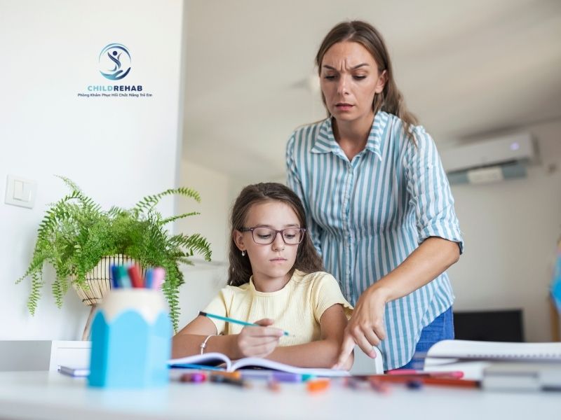 Trẻ 6 Tuổi Vẫn Phụ Thuộc Cha Mẹ Có Phải Vấn Đề Không? 2026 | ChildRehab