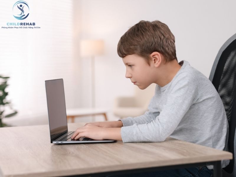 Tư Thế Ngồi Sai Có Gây Lệch Trục Chi Dưới Không? 2026 | ChildRehab