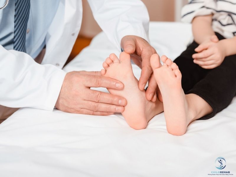 Bác Sĩ Hoặc Chuyên Gia Sẽ Kiểm Tra Trục Chân Của Trẻ Như Thế Nào? 2026 | ChildRehab
