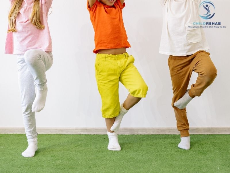 Bài Tập Giúp Cải Thiện Trục Chân Ở Trẻ 2026 | ChildRehab