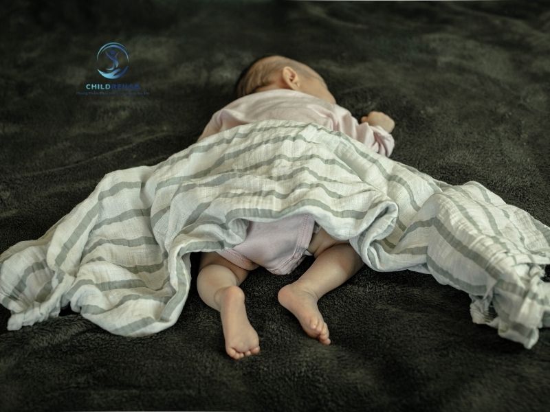 Trẻ Bị Vẹo Cổ Có Nên Nằm Sấp Không? 2026 | ChildRehab