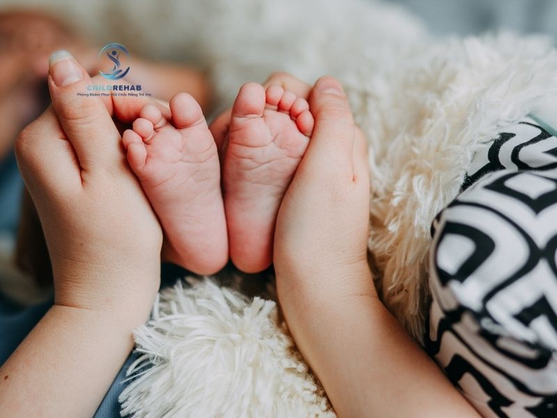 Trẻ Đi Bàn Chân Áp Sát Đất Có Phải Bàn Chân Bẹt Không? 2026 | ChildRehab