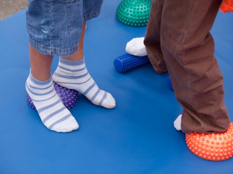 Có Nên Tự Tập Cho Trẻ Bị Bàn Chân Bẹt Tại Nhà Không? 2026 | ChildRehab