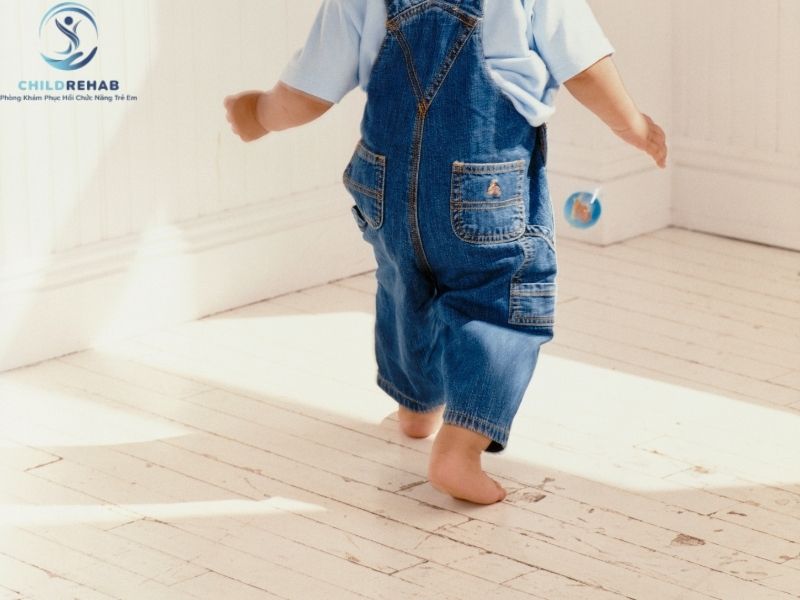 Trẻ Đi Bằng Mũi Chân Có Ảnh Hưởng Đến Dáng Đi Và Phát Triển Vận Động Không? 2026 | ChildRehab