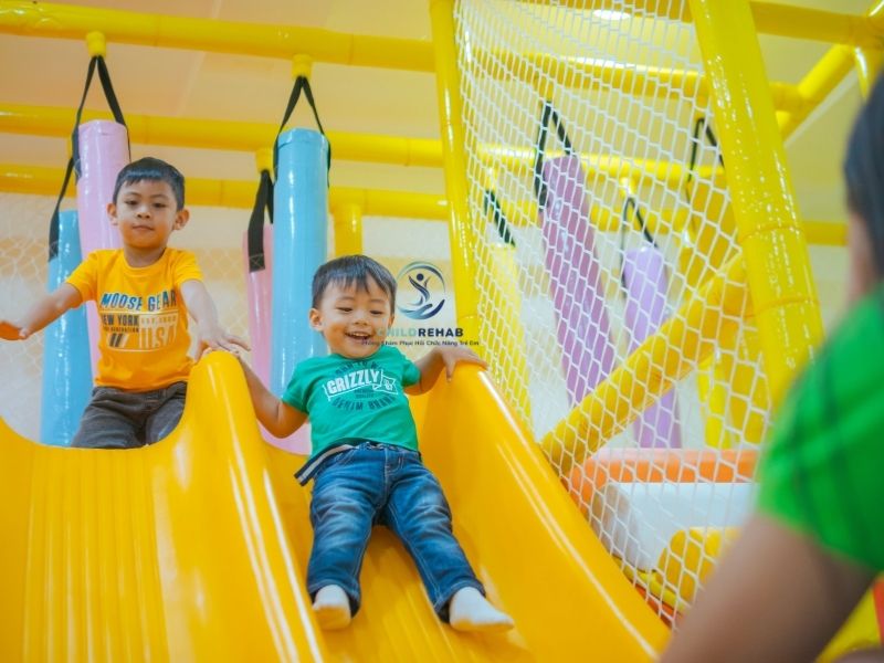 Chân Chữ X Ở Trẻ Có Nguy Hiểm Không? Những Ảnh Hưởng Phụ Huynh Không Nên Bỏ Qua 2026 | ChildRehab
