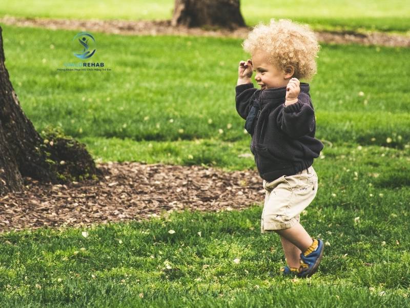 Đi Sớm Có Làm Trẻ Bị Chân Chữ X Không? Điều Phụ Huynh Hay Hiểu Sai 2026 | ChildRehab