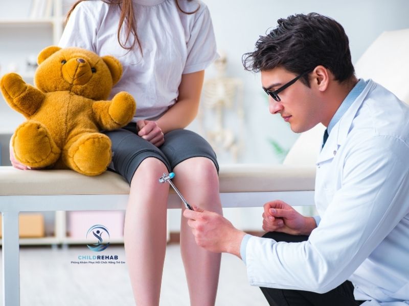 Khi Nào Cần Đưa Trẻ Đi Khám Chân Chữ X? 7 Dấu Hiệu Phụ Huynh Không Nên Chần Chừ 2026 | ChildRehab