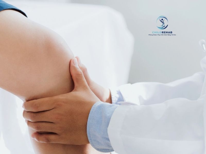 Phụ Huynh Nên Làm Gì Khi Nghi Ngờ Trẻ Bị Chân Chữ X? 2026 | ChildRehab