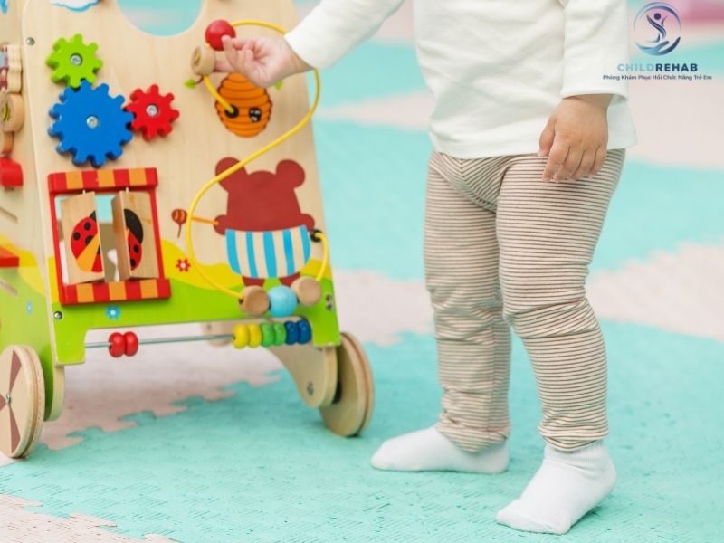 Trẻ Mới Biết Đi Đi Bằng Mũi Chân Có Sao Không? 2026 | ChildRehab