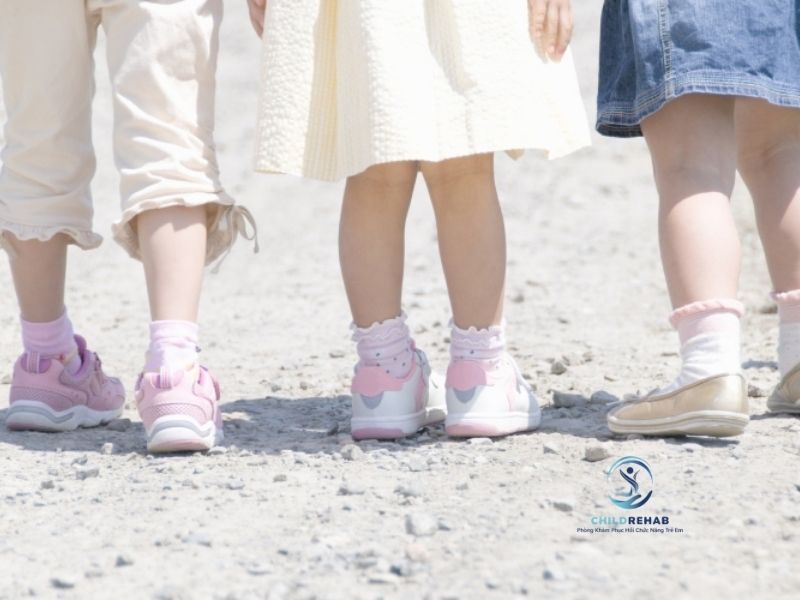 Những Hiểu Lầm Phổ Biến Về Chân Chữ O Ở Trẻ Mà Phụ Huynh Hay Gặp 2026 | ChildRehab