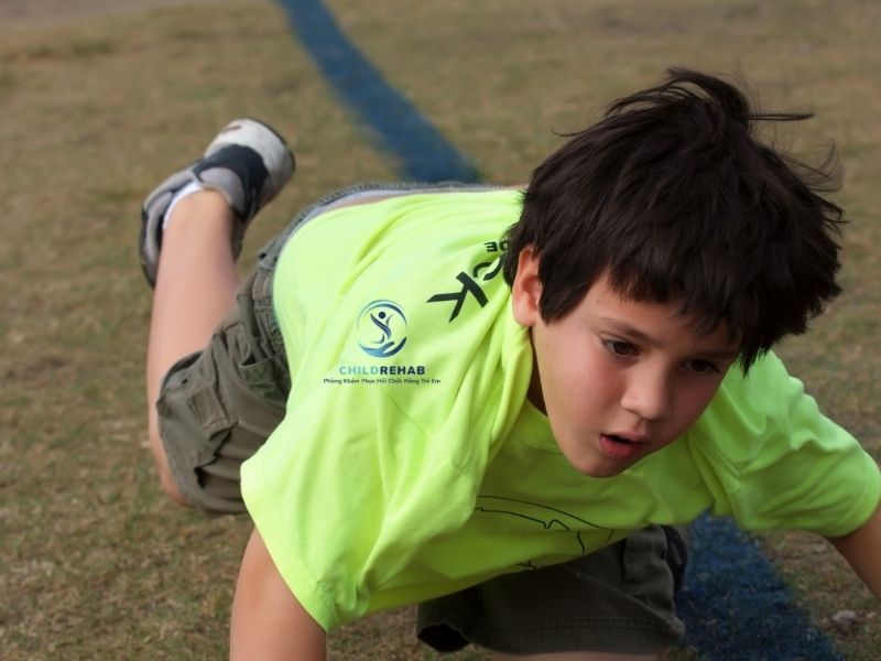 Trẻ Chạy Hay Vấp Và Dáng Chân Cong Ra Ngoài Có Liên Quan Đến Chân Chữ O Không? 2026 | ChildRehab