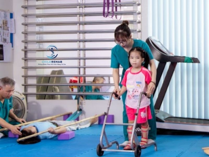 Trẻ Bị Chân Chữ O Nên Tập Gì? Gợi Ý Các Hoạt Động Hỗ Trợ 2026 | ChildRehab