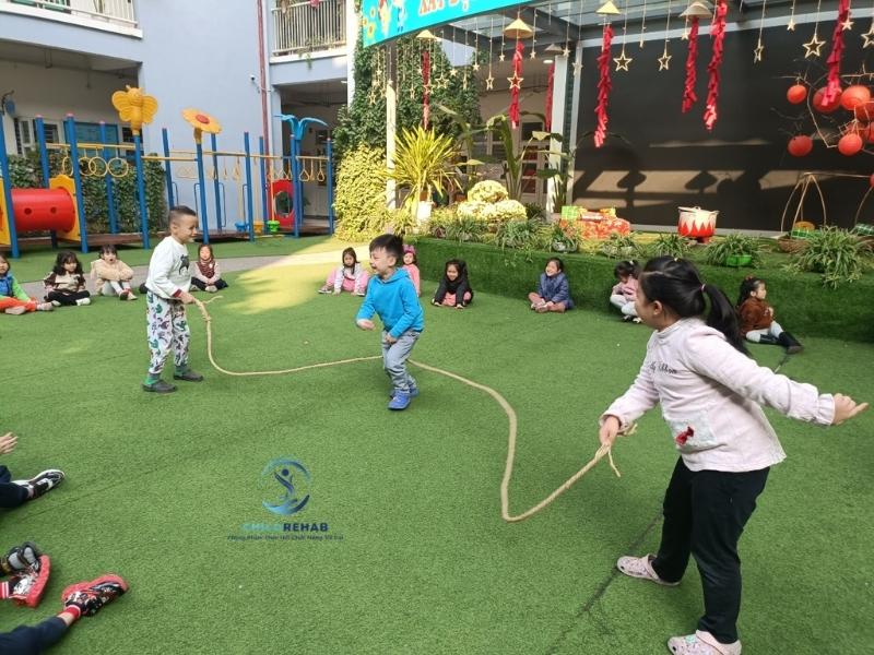 Trẻ Bị Chân Chữ O Có Cần Kiêng Hoạt Động Gì Không? 2026 | ChildRehab