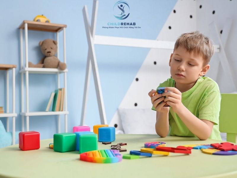 Tự Kỷ Ở Trẻ Là Gì? Phụ Huynh Cần Hiểu Đúng 2026 | ChildRehab