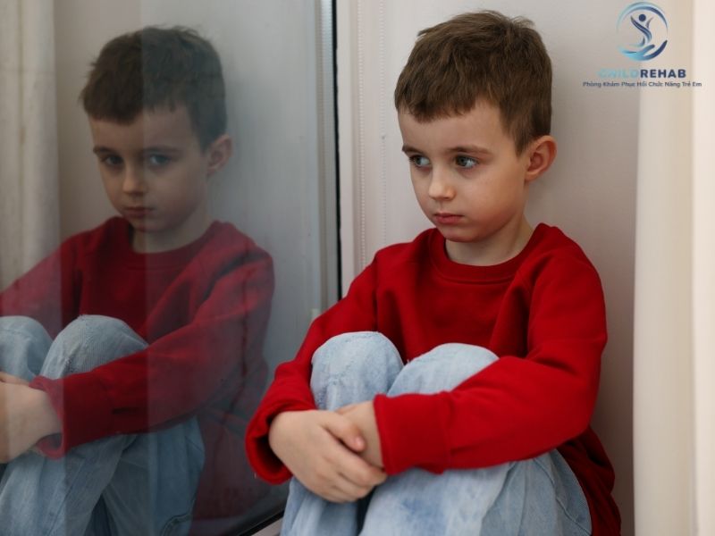 Trẻ Có Dấu Hiệu Tự Kỷ Có Nên Chờ Thêm Không? 2026 | ChildRehab