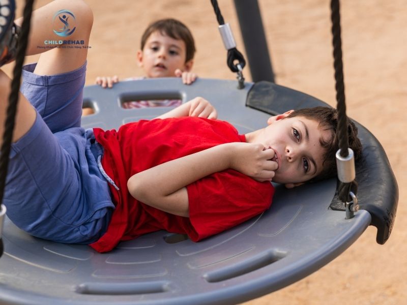 Khi Nào Trẻ Cần Được Hỗ Trợ Cảm Giác Chuyên Sâu? 2026 | ChildRehab