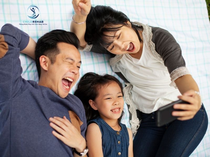 Những Sai Lầm Khi Cha Mẹ Chỉ Chờ Con “Tự Cứng Cáp Hơn” 2026 | ChildRehab