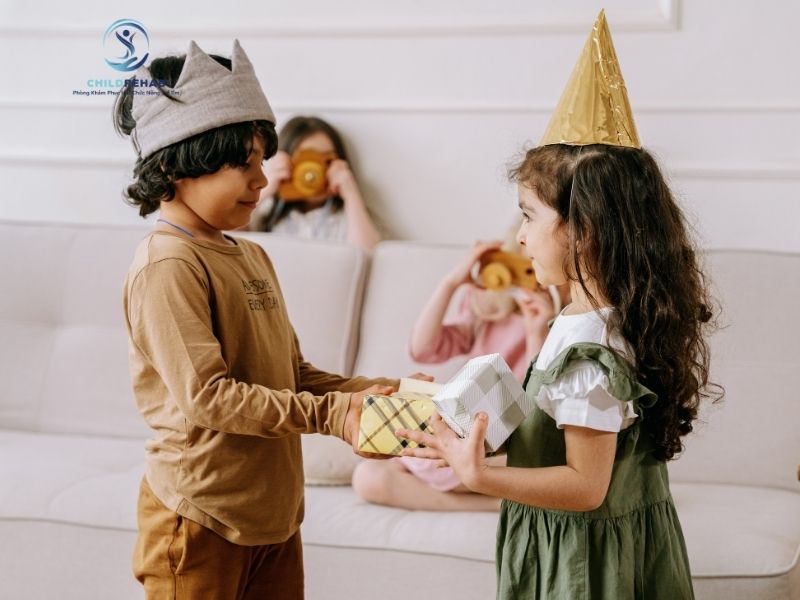 Trẻ Không Biết Chia Sẻ Có Bình Thường Không? 2026 | ChildRehab