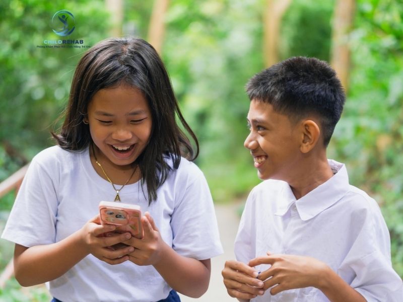 Trẻ Xem Điện Thoại Nhiều Có Ảnh Hưởng Kỹ Năng Xã Hội? 2026 | ChildRehab