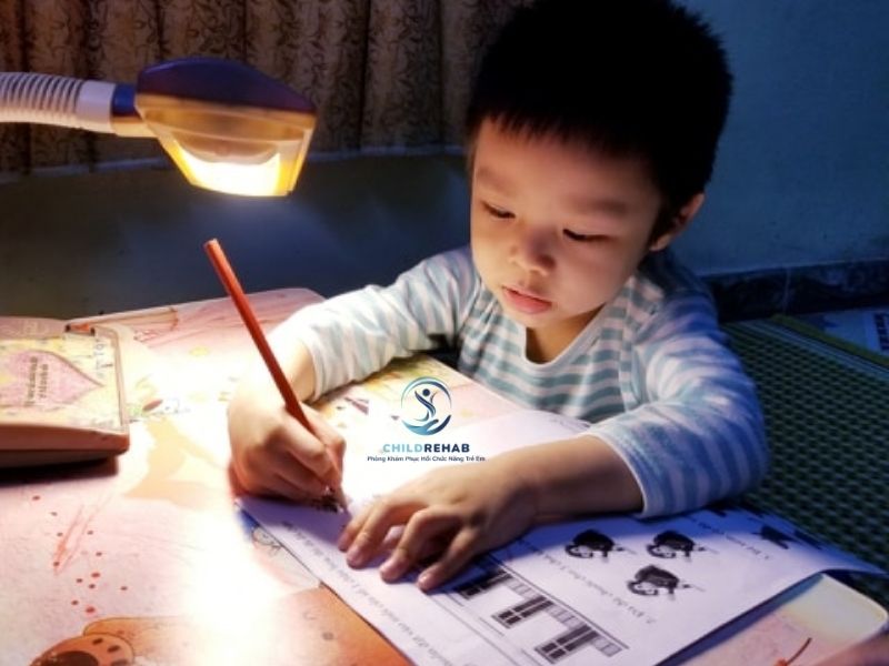 Khi Nào Nên Hỗ Trợ Và Khi Nào Nên Để Trẻ Tự Làm? 2026 | ChildRehab