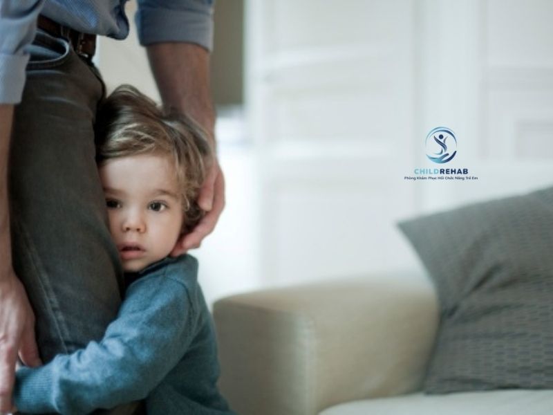 Trẻ Sợ Người Lạ Có Bình Thường Không? 2026 | ChildRehab