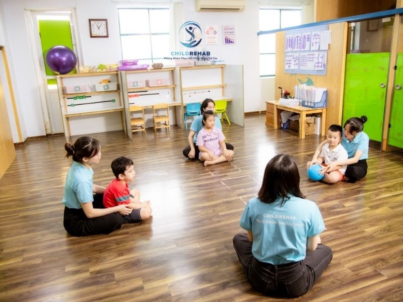 Dấu Hiệu Chậm Phát Triển Ở Trẻ Nhỏ Phụ Huynh Cần Biết 2026 | ChildRehab