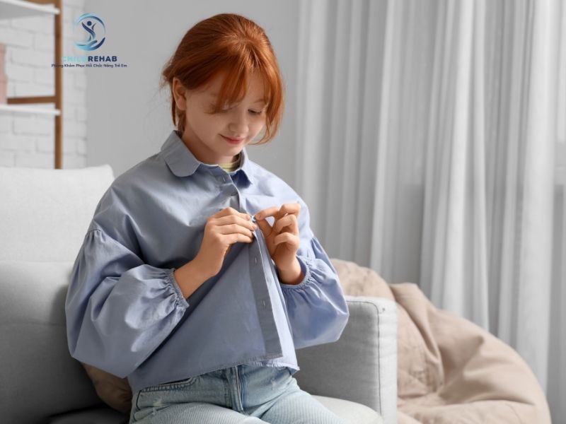 Trẻ Không Tự Mặc Quần Áo Có Sao Không? 2026 | ChildRehab
