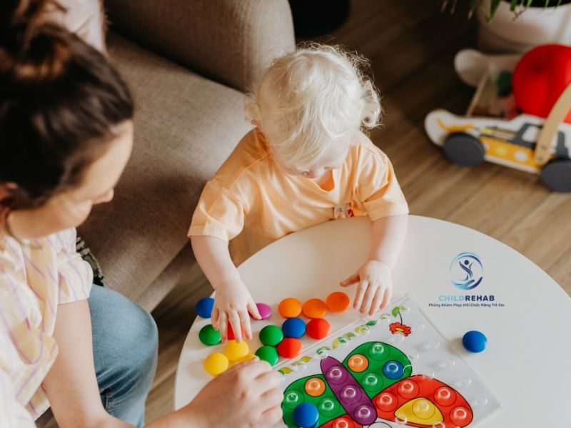 Những Trẻ Nào Cần Can Thiệp Sớm? Dấu Hiệu Phụ Huynh Không Nên Bỏ Qua 2026 | ChildRehab