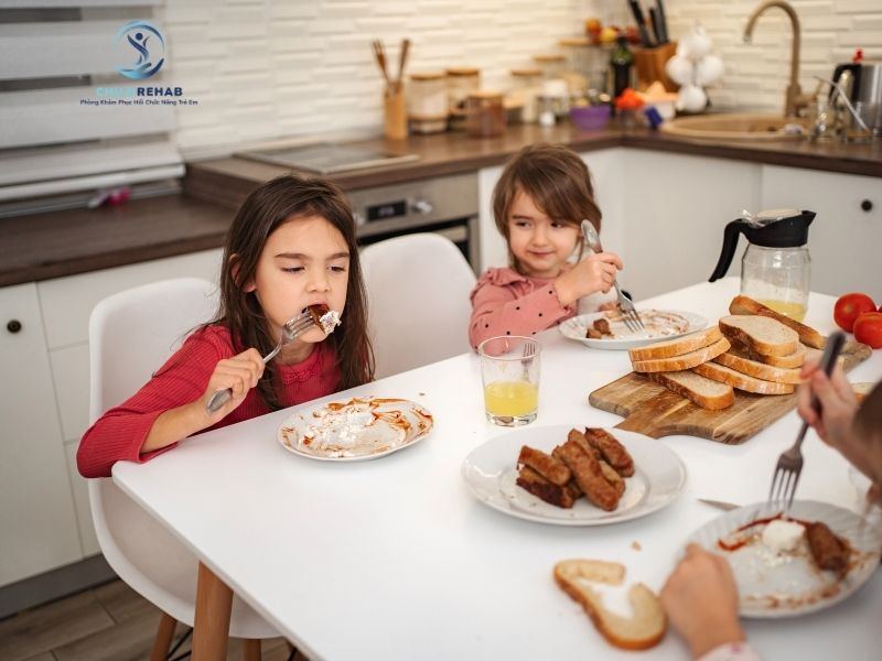 Cách Dạy Trẻ Tự Ăn Không Cần Ép 2026 | ChildRehab