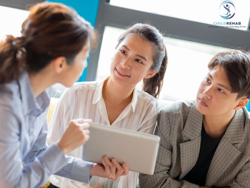 Phụ Huynh Tại Hà Đông Sẽ Được Hướng Dẫn Gì Khi Đưa Trẻ Đi Can Thiệp?