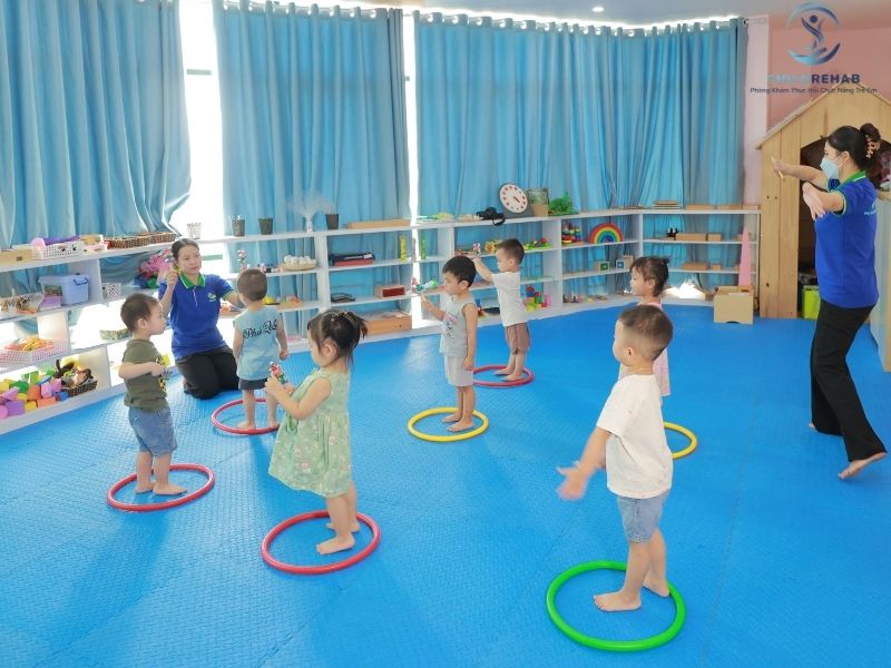 Khi Nào NÊN Cho Trẻ Tham Gia Trị Liệu Nhóm? 2026 | ChildRehab
