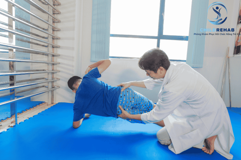 Khám đánh giá cho trẻ ngồi chữ W