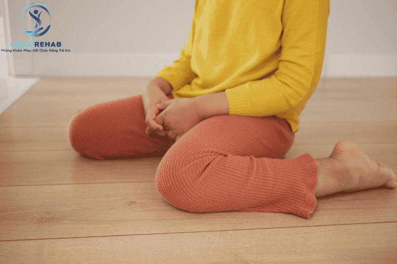 Trẻ ngồi chữ W như thế nào?