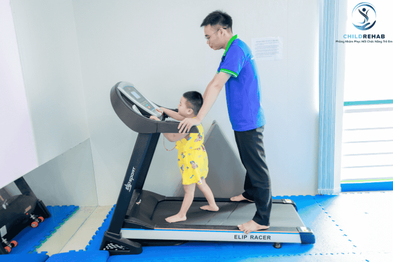 Trẻ yếu chân tay trị liệu