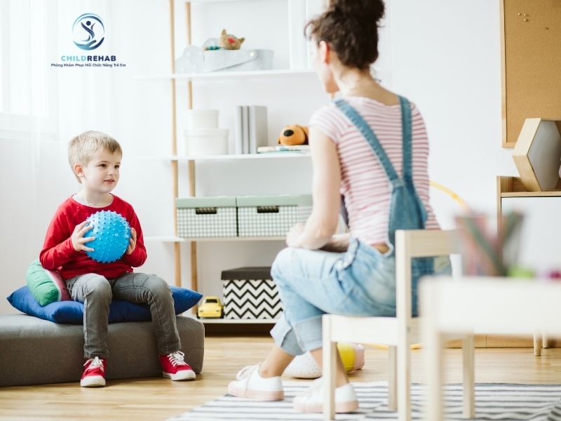 Mối liên hệ giữa khả năng chú ý và phát triển ngôn ngữ của trẻ.