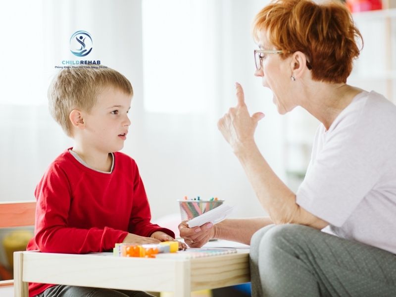 Giải thích âm ngữ trị liệu là gì, đối tượng phù hợp và lợi ích trong cải thiện giao tiếp cho trẻ.