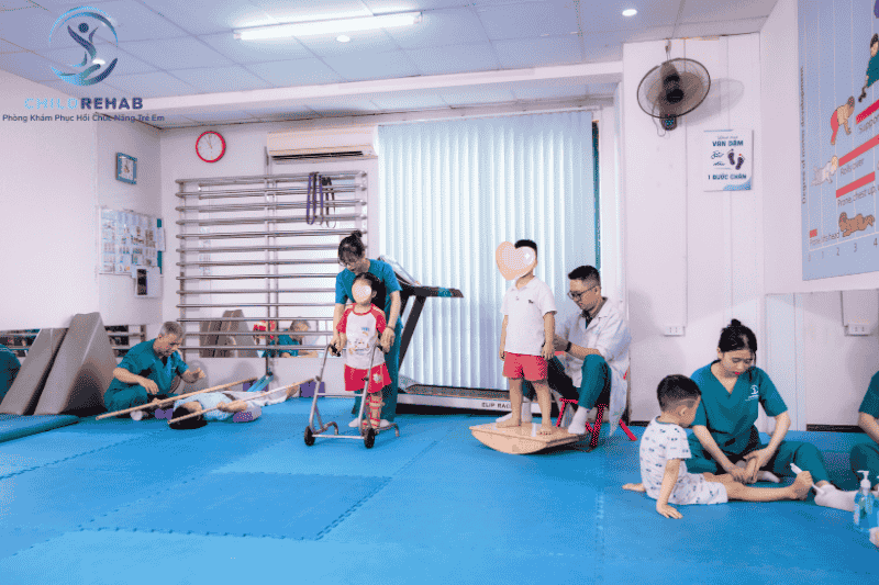 Chuyên gia kiểm tra thăng bằng, trương lực cơ và khả năng phối hợp của trẻ.