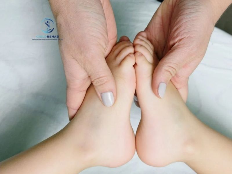 Gợi ý những bài tập đơn giản giúp hỗ trợ trẻ bị bàn chân bẹt tại nhà an toàn.