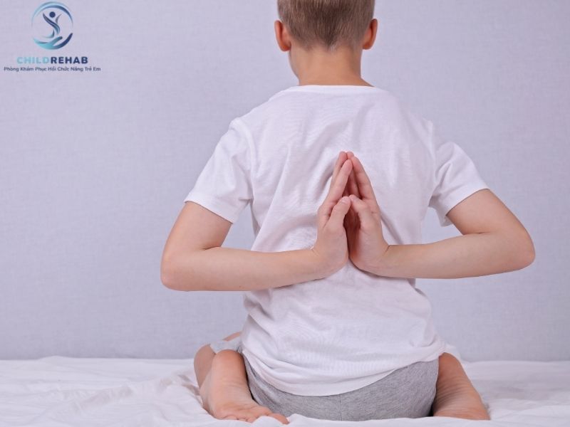 Gợi ý các bài tập hỗ trợ trẻ bị gù lưng giúp cải thiện tư thế, kiểm soát thân mình và dáng đứng phù hợp hơn